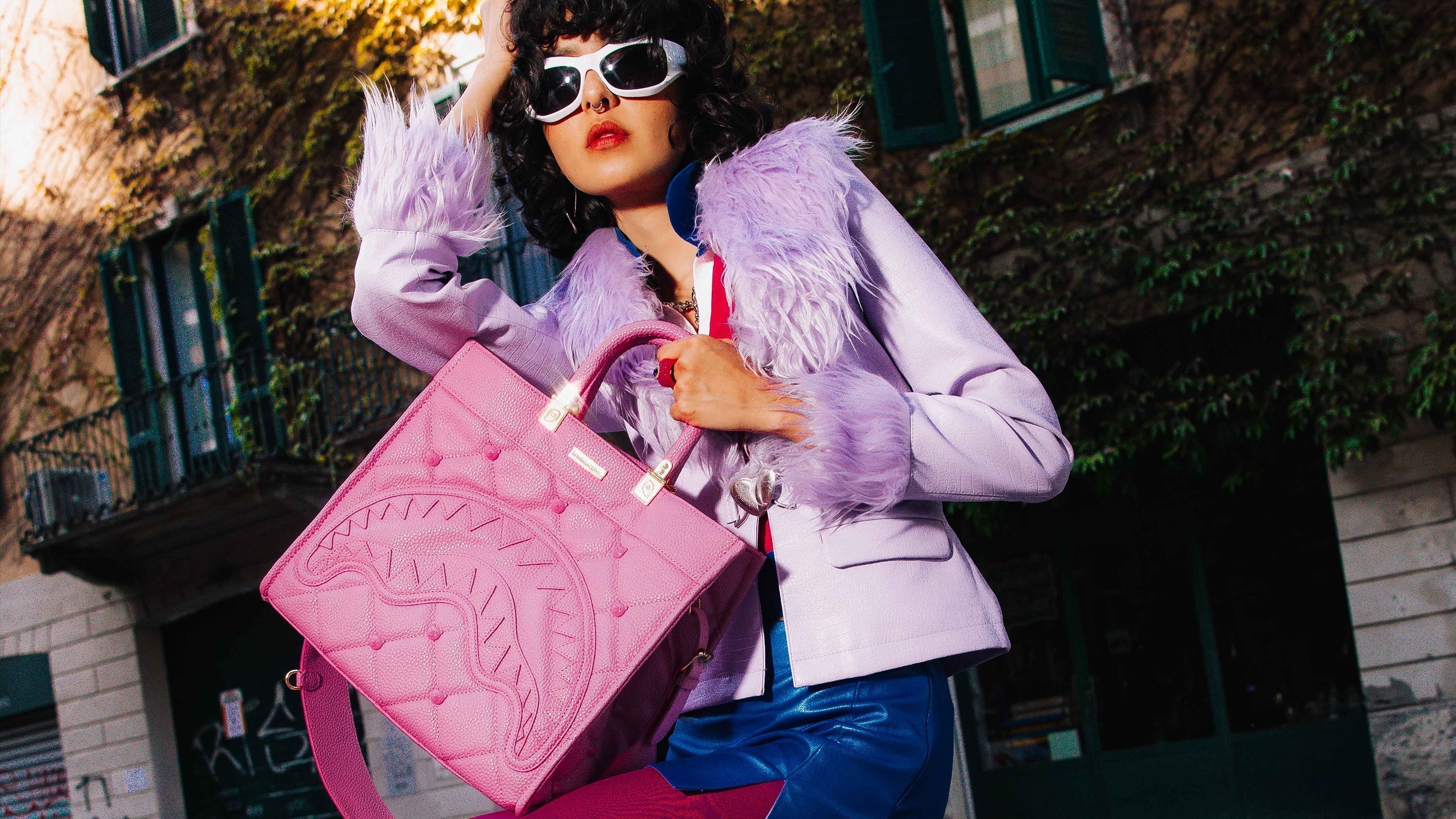 הצבע שלא יורד מהבמה: למה ורוד הוא השחור החדש?